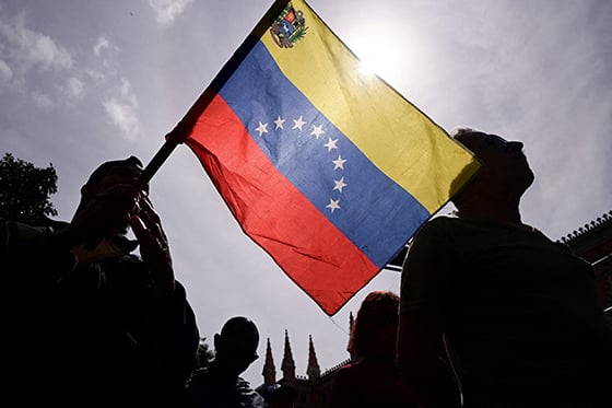 2026-01-03T174714Z_952841278_RC2RTIAQV4QW_RTRMADP_3_USA-VENEZUELA-EXPLOSIONS-scaled